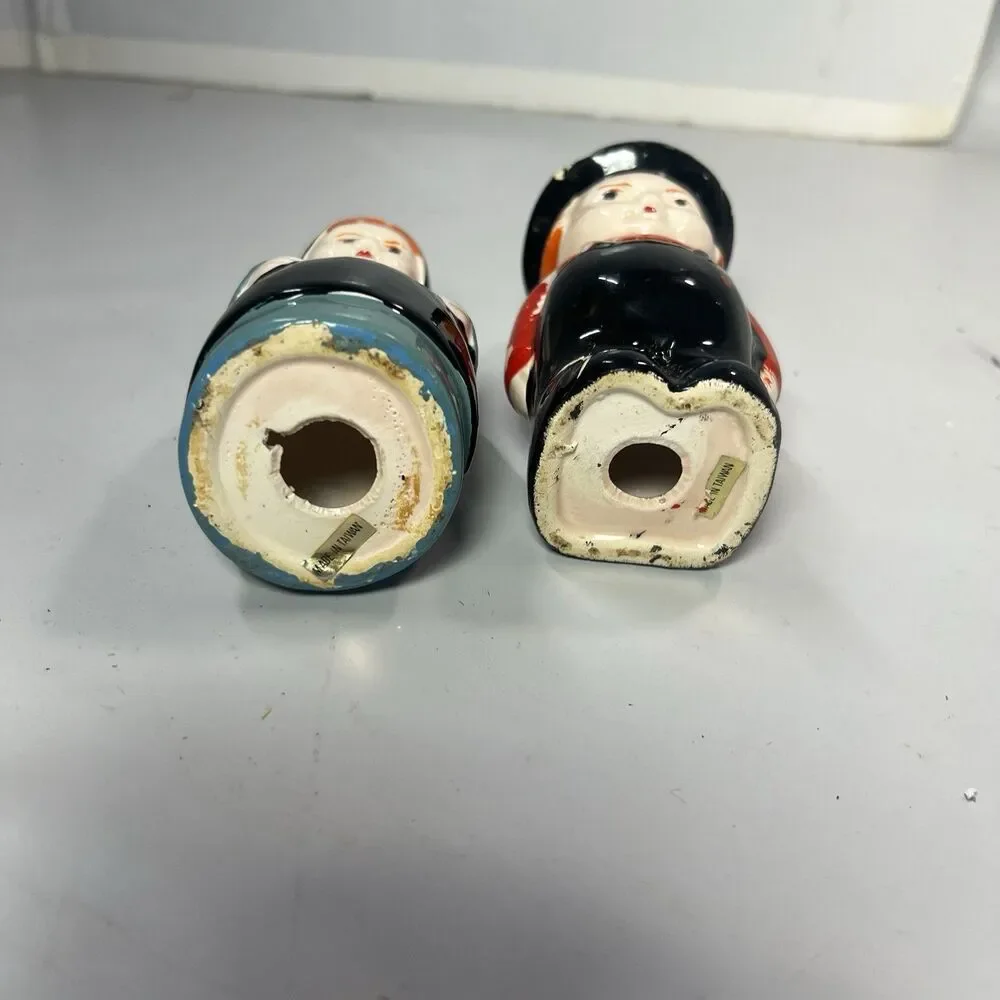 Vintage Amish Couple Salt and Pepper Shakers Pennsylvania USA